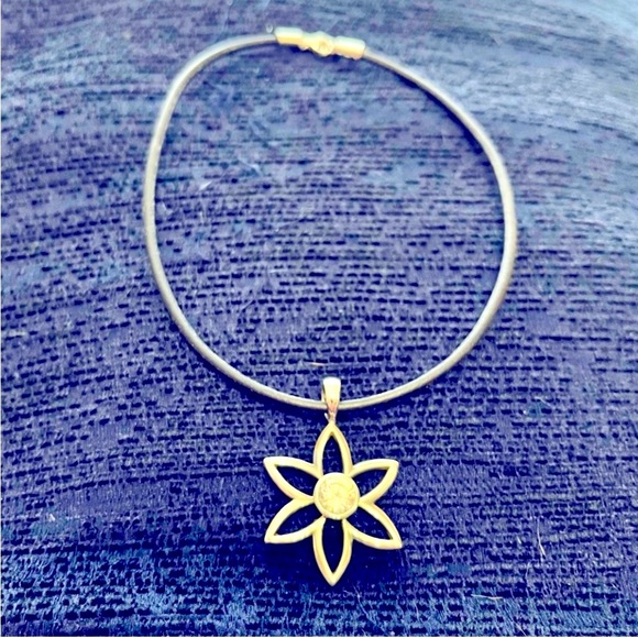 Silpada sterling silver 925 flower pendant with cord and sterling silver clasp. - Picture 1 of 6